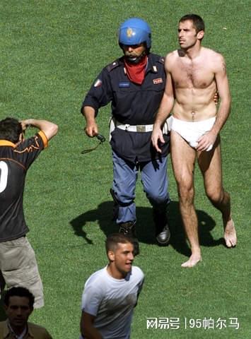 飘忽不定的门将，能单赛季吃3次红牌，也能42岁意甲扑点球